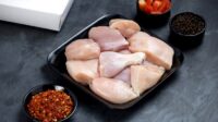 Pedagang ayam potong